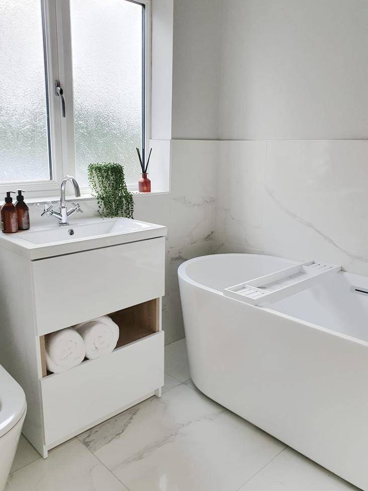 Bathroom Sink and Tub